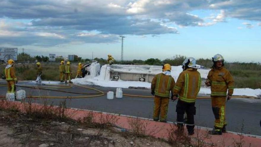 Un camión vuelca en Almoradí con 33.000 litros de combustible