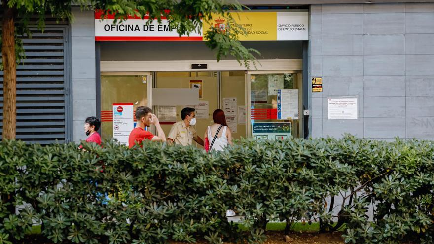 Una mujer entra en una oficina del Servicio Público de Empleo Estatal (Sepe).