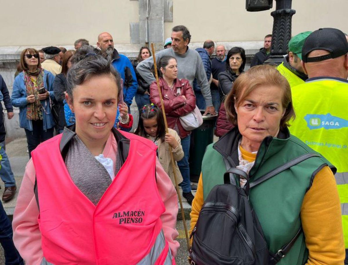 Montse Suárez y su nieta Ainara Vázquez, en plena manifestación, en la calle Uría. | M. R.