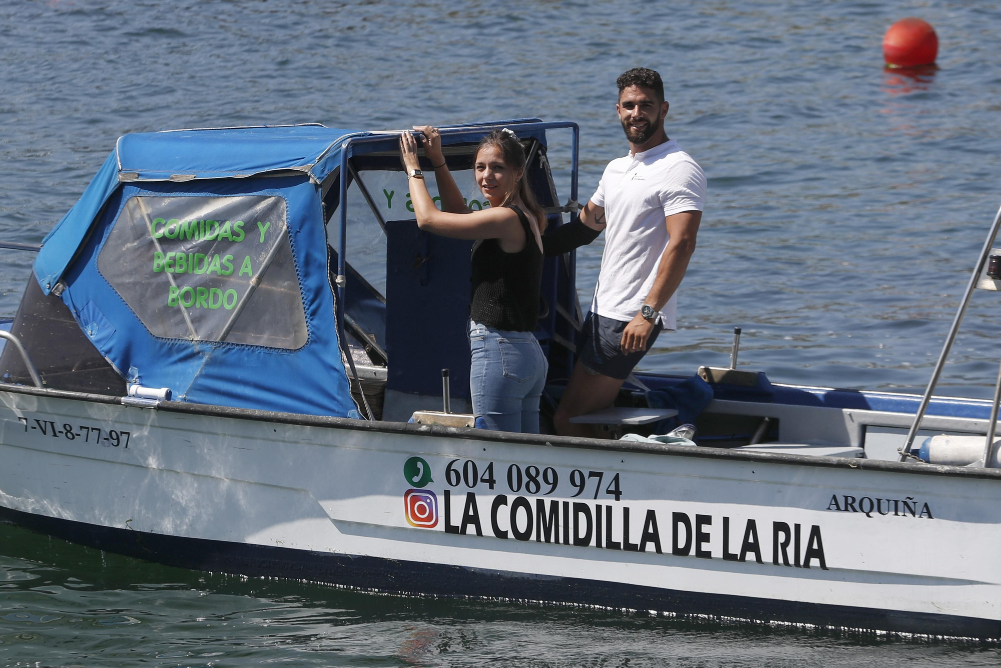 Nuria Buyo y Daniel Asensio, promotores del servicio de &quot;delivery&quot; en la ría de Vigo.