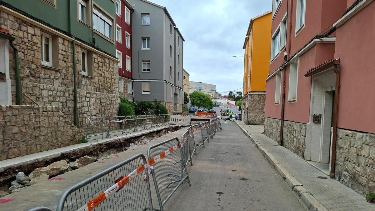 Los vecinos de Labañou se rebelan contra la reforma de la calle Tomás Fábregas: "No estamos en contra de mejorar el barrio, pero sí de que decidan sin nosotros"