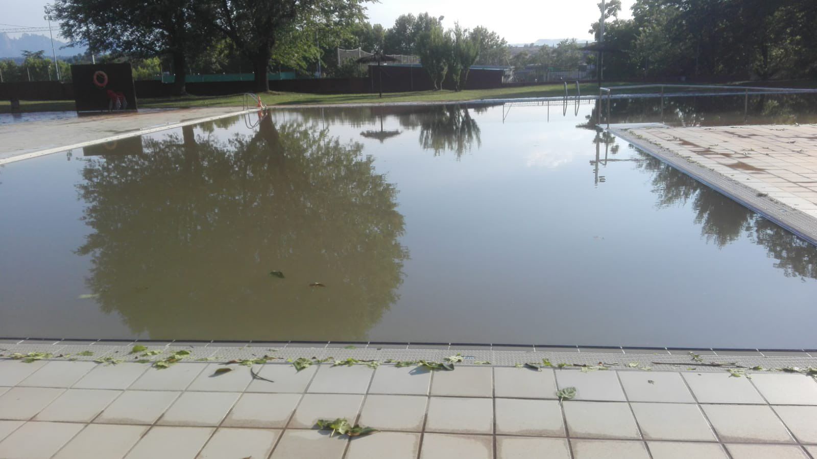 La piscina de Sant Fruitós malmesa per un temporal