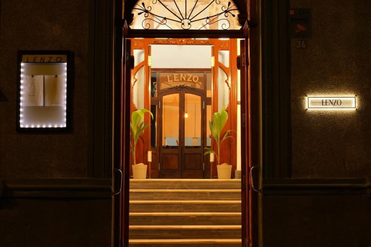 Entrada al restaurante murciano Lenzo, en La Ñora.