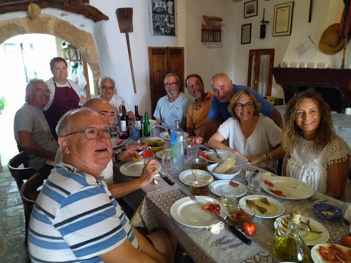 A la derecha, la concejala de Cultura y la alcaldesa de Xàbia, en el almuerzo de l'Escaldà