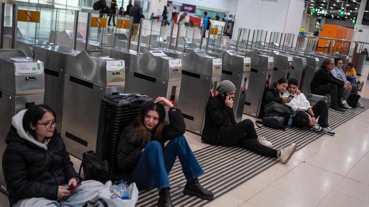 Pasajeros en Sants, afectados por los retrasos y las cancelaciones tras el apagón, en Barcelona.