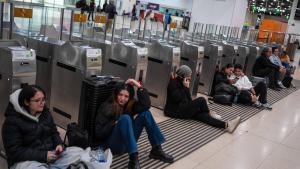 Pasajeros en Sants, afectados por los retrasos y las cancelaciones tras el apagón, en Barcelona.
