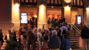 Gente haciendo cola delante del Casino Ceretà durante la pasada edición del Cerdanya Film Festival