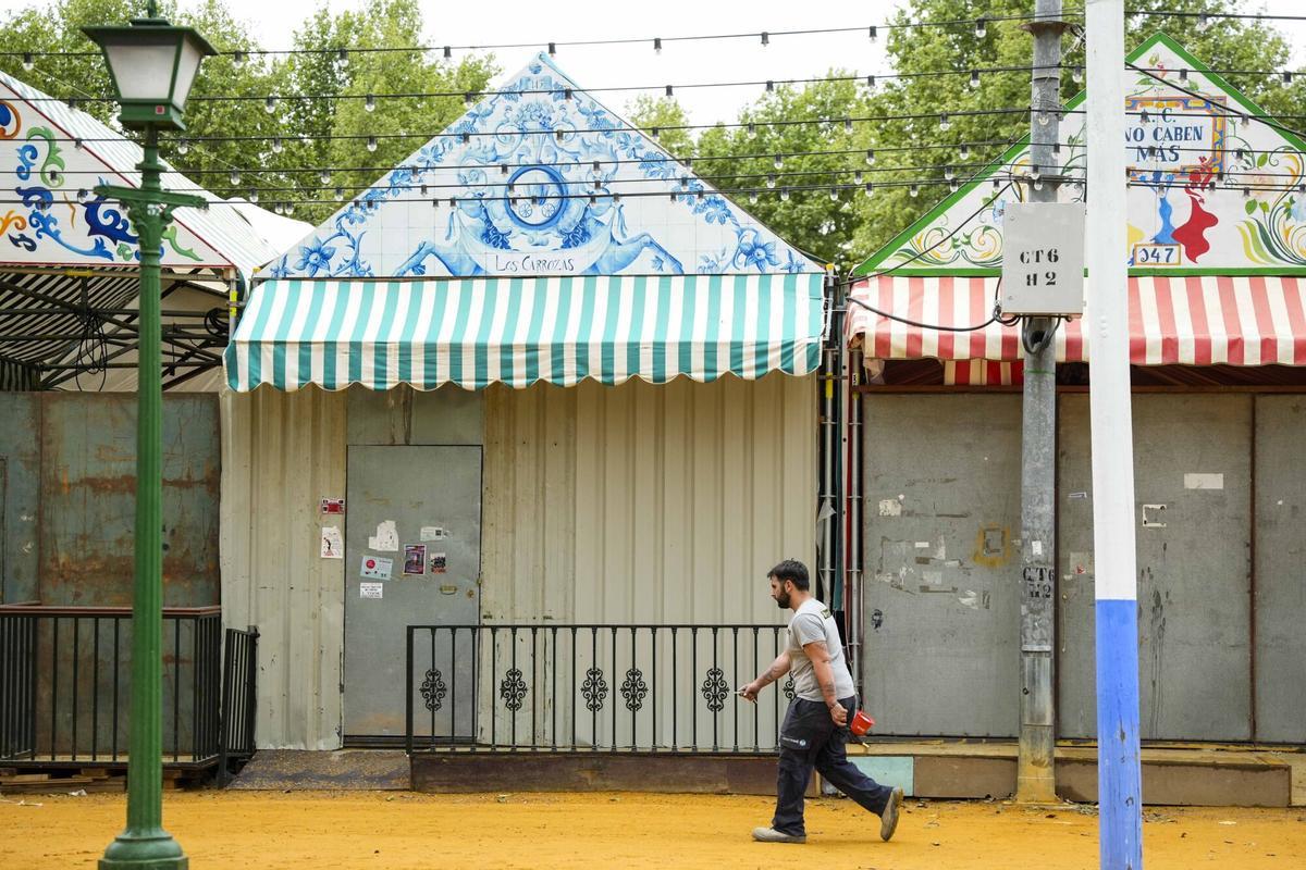 Imágenes del montaje de la Feria de Abril de Sevilla. A 9 de marzo de 2026 en Sevilla (Andalucía, España). A falta de 11 días, la Feria de Abril va cogiendo forma con la finalización del montaje de la misma. Los caseteros apuran ya los últimos días para el montaje de las casetas, al igual que la portada, que ha entrado en la fase final de su montaje 09 ABRIL 2026 Joaquín Corchero / Europa Press 09/04/2026. Joaquín Corchero