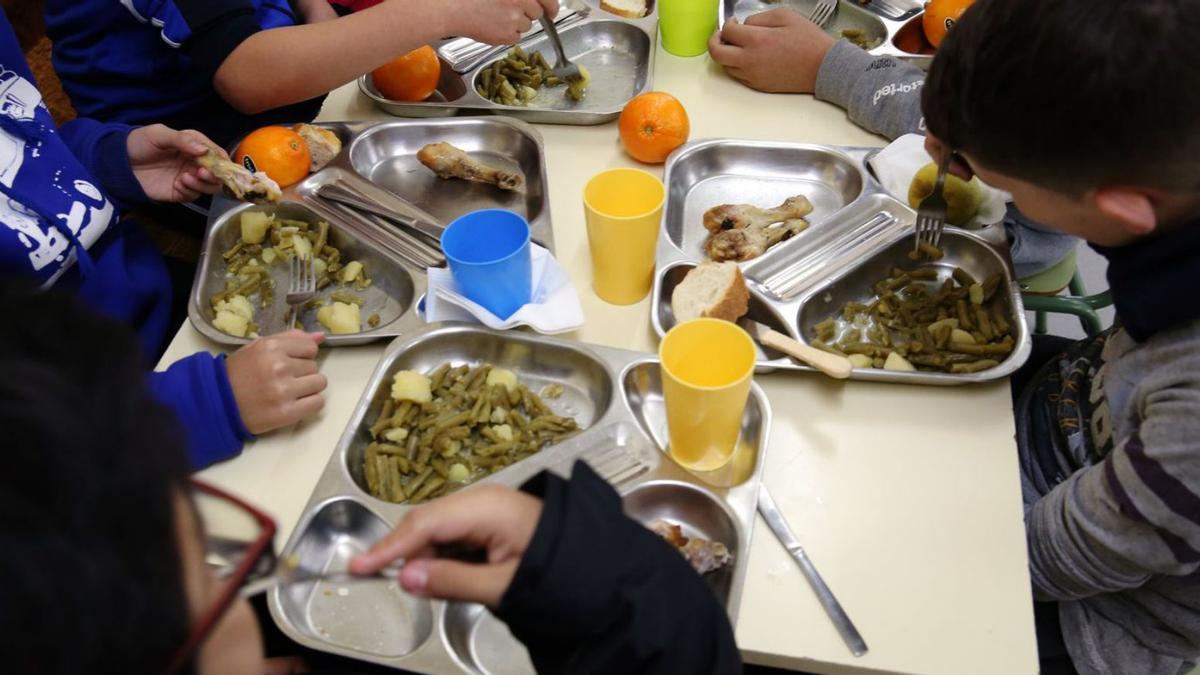 Un grupo de escolares comen en un centro escolar, en una imagen de archivo. | RICARD CUGAT