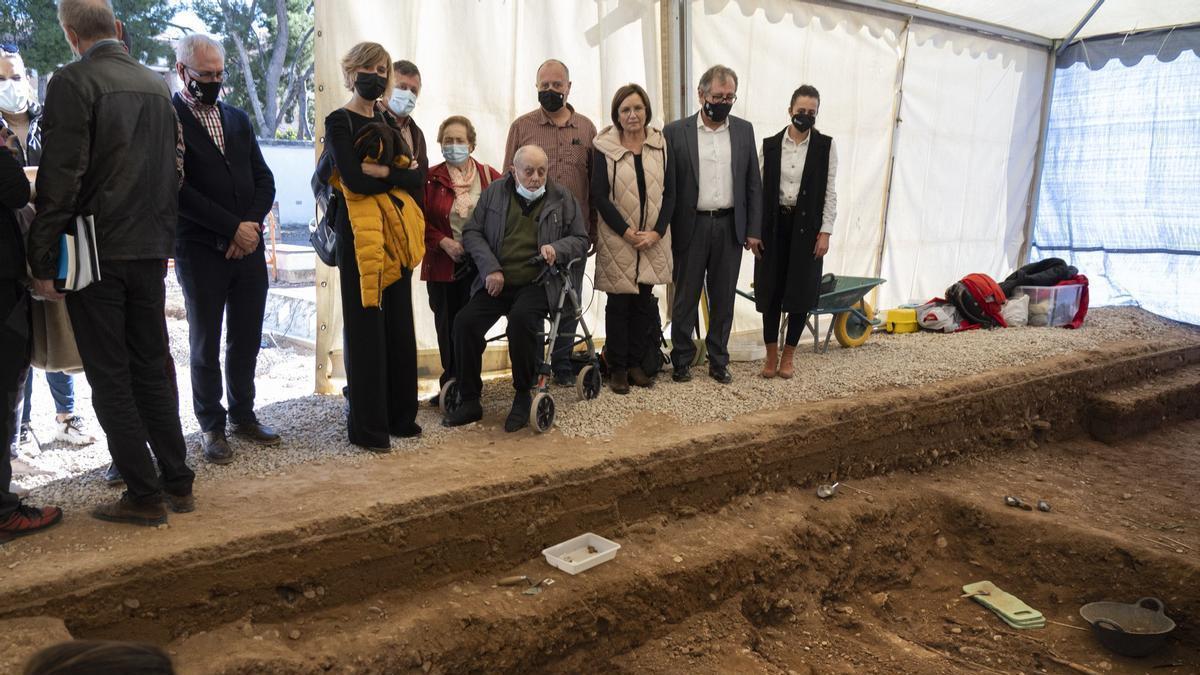 Visita del presidente  de la Diputación, José Martí, la diputada Tania Baños y la concejala de Castelló, Verónica Ruiz, a los trabajos de exhumación en el cementerio de Castelló para localizar a víctimas del franquismo. También está el anciano cuyo padre fue fusilado cuando él tenía seis años