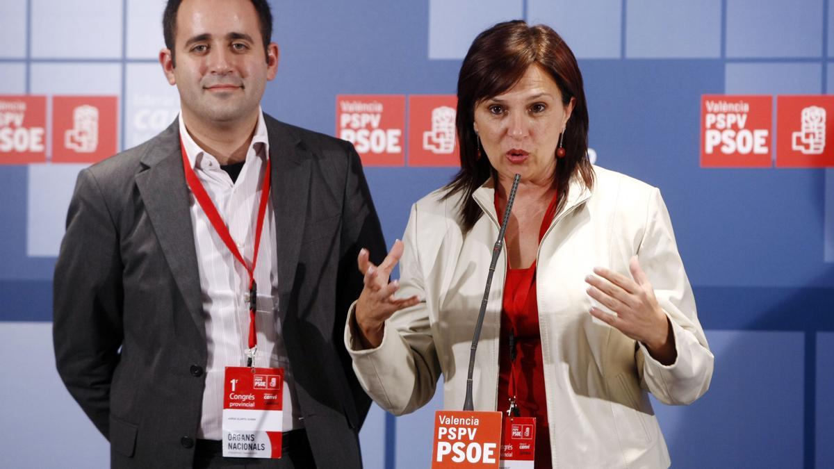 Carmen Martínez, con Jorge Alarte, en el congreso provincial del PSPV.