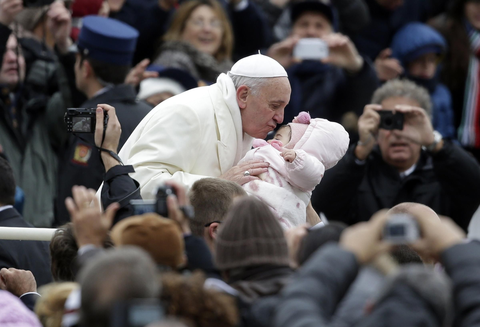 papa-besa-ni�o-st.peters-plaza-audiencia-general.jpg