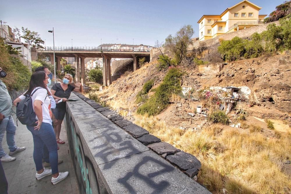 Carlos Tarife visita la calle Benahoare.