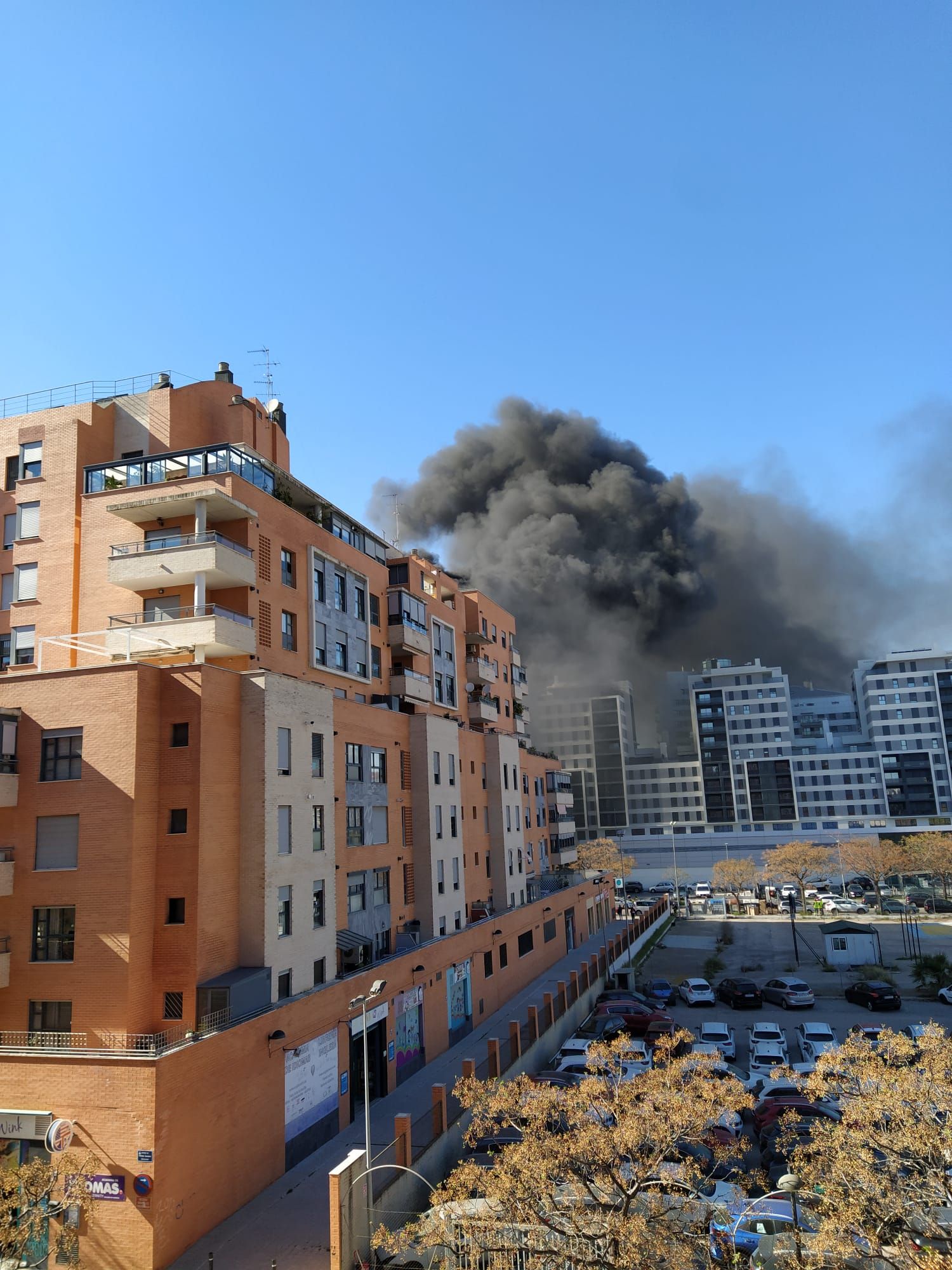 Incendio en Valencia hoy: fuerte columna de humo en Nou Campanar