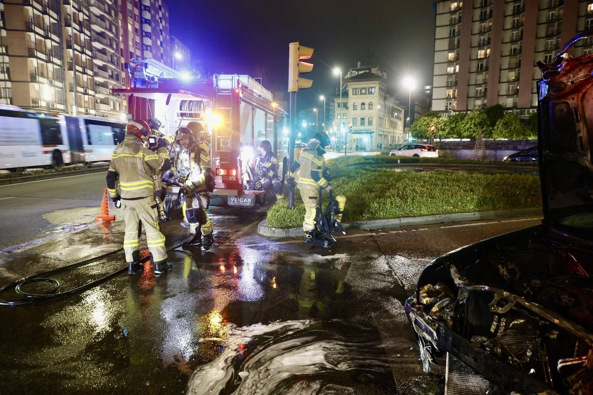 Alarma en Gijón por un coche ardiendo en la plaza del Humedal (en imágenes)