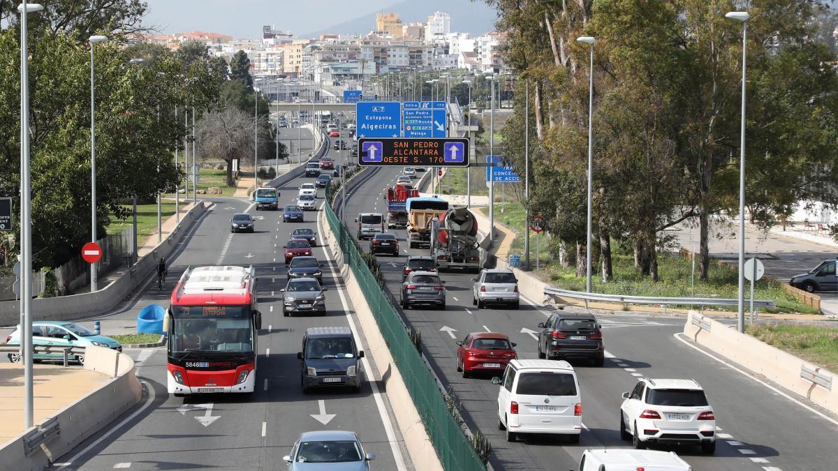 Vehículos transitan por el tramo de autovía A-7 entre Puerto Banús y San Pedro Alcántara