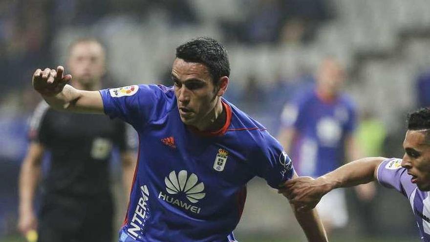 Folch controla la pelota en el partido de ayer en el Tartiere.