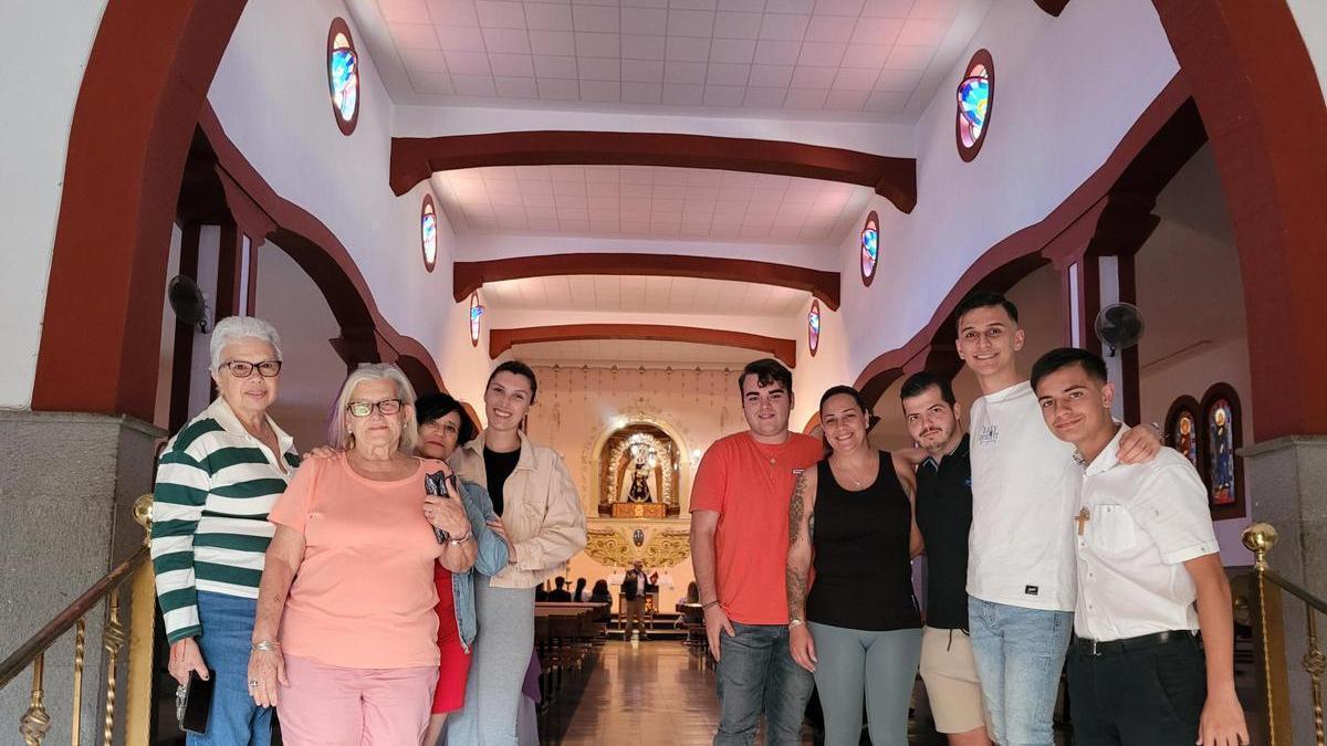 Los integrantes de la comisión de fiestas del Carmen de La Isleta en la iglesia de su patrona