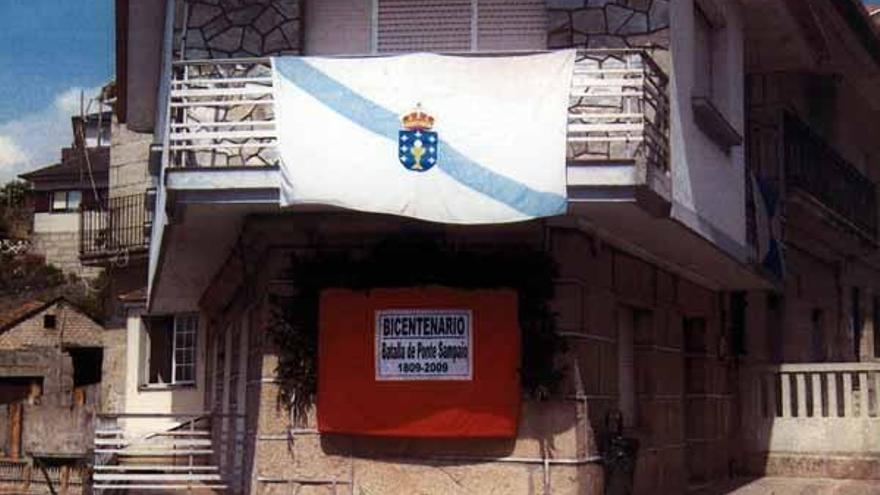 La Comisión del Bicentenario empieza a adornar la parroquia.