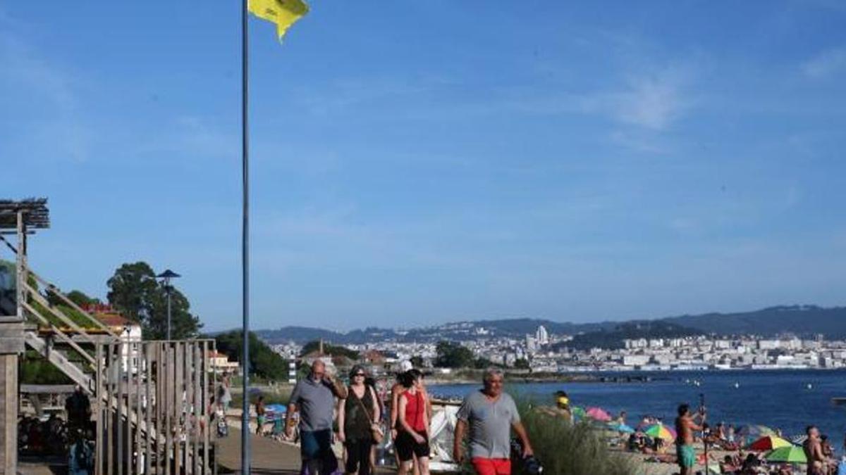 La bandera amarilla, ondeando ayer por la tarde en la playa urbana de Rodeira, en Cangas.
