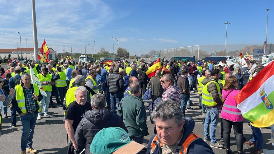 Los agricultores de Castilla y León protestan en Santander contra las importaciones de grano ucraniano &quot;sin aranceles&quot;