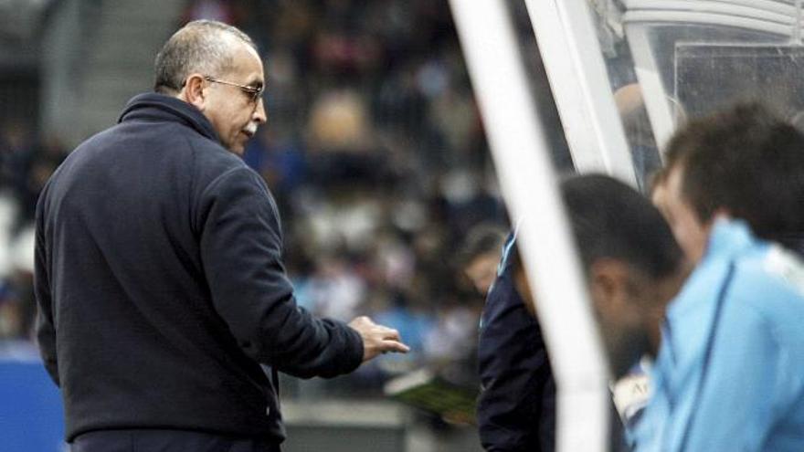 MA09. MÁLAGA, 18/01/09.- El entrenador del Málaga C. F, Antonio Tapia (i) durante el partido que enfrenta a su equipo con el R.C D. Espanyol, correspondiente a la décimo novena jornada de liga en Primera División que se disputa hoy en el estadio La Rosaleda de Málaga.