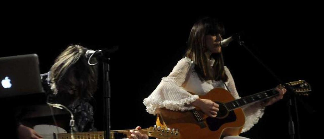 Ana Fernández y el guitarrista David Rodríguez durante la actuación.  // Noé Parga