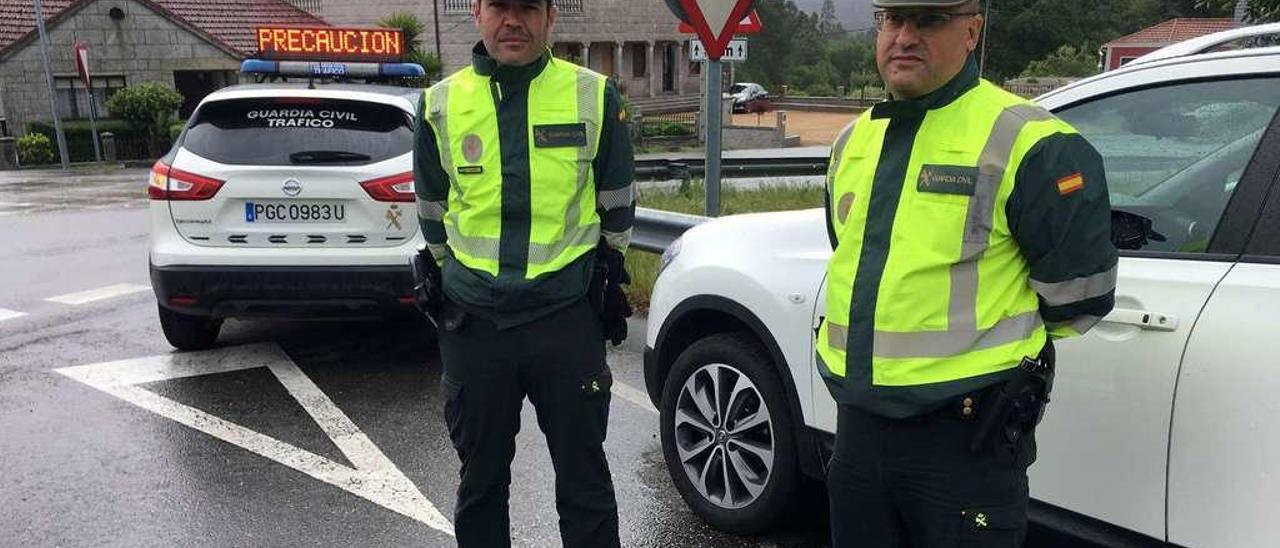 Los dos agentes que integran este equipo de vigilancia a conductores de riesgo del Destacamento de la Guarda Civil de Tráfico de Pontevedra, J. A. A. y J. C.D. antes de un control. // Gustavo Santos