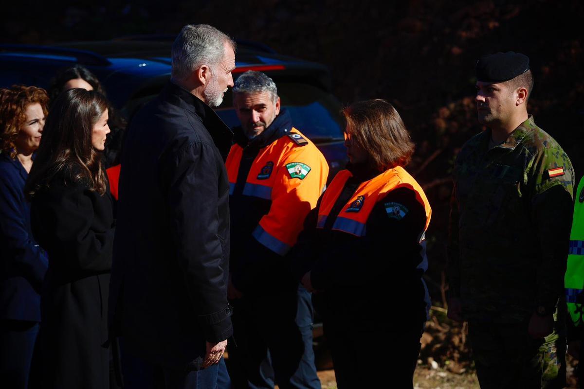 El Rey saluda a Julia Cepas, voluntaria de Protección Civil de Adamuz tras el accidente ferroviario de Córdoba.