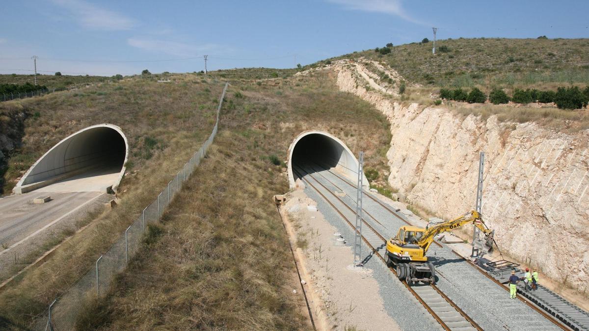 Obras en el tramo Xàtiva- La Encina, en una imagen de archivo.