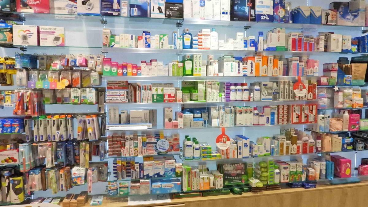 Una estantería de una farmacia