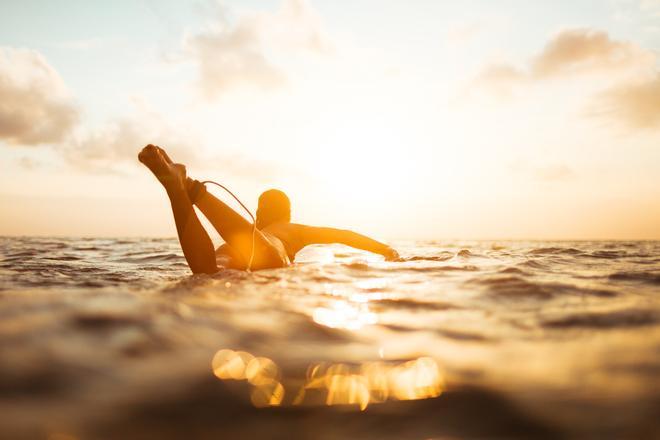 Cuando sale el sol empiezan a llegar los surfistas