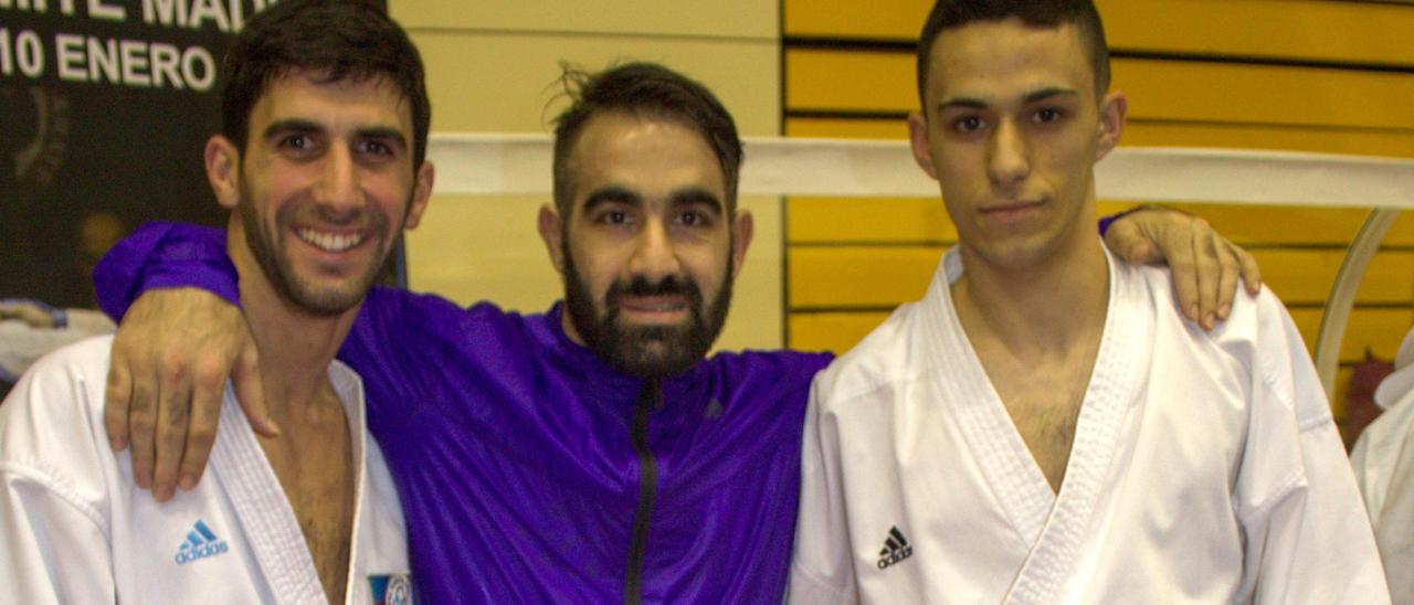 Jayro Muñoz, a la derecha, con los referentes mundiales Firdovdsi Farzaliyev y Rafael Aghayev, éste considerado el mejor de la historia. La imagen es de 2016.