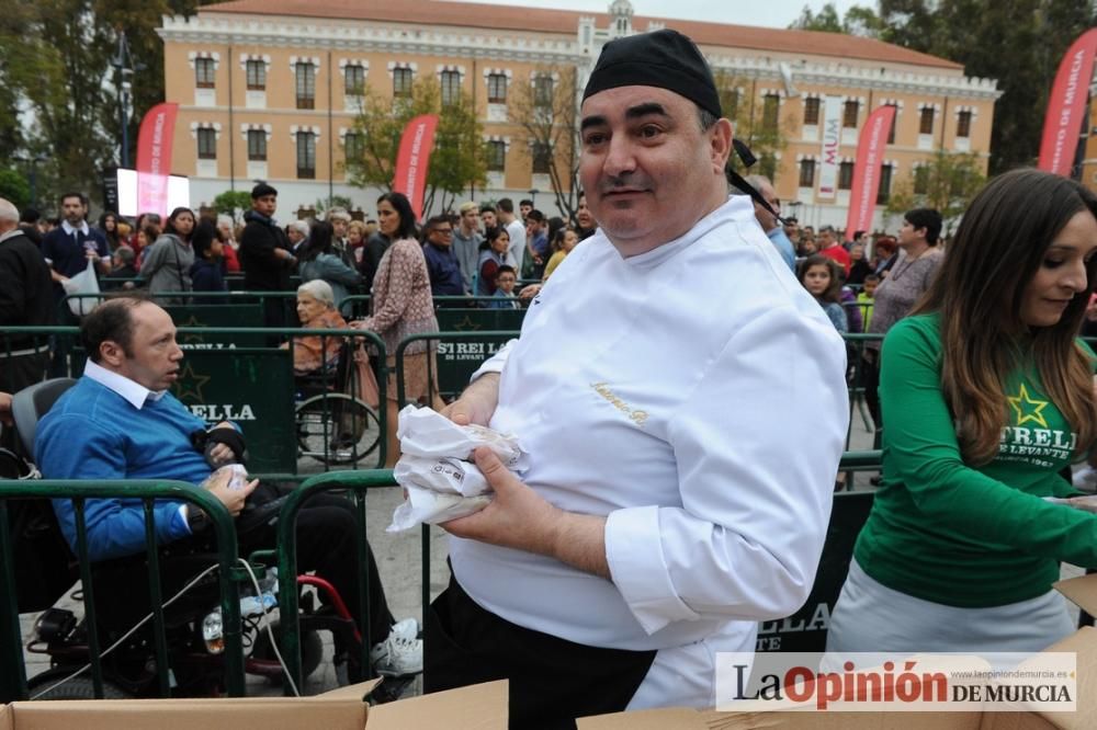 Reparto de pasteles de carne en el Cuartel de Arti