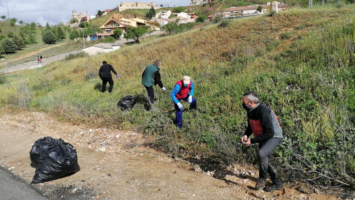 Voluntarios limpian una ladera próxima a la Cuesta Cavila