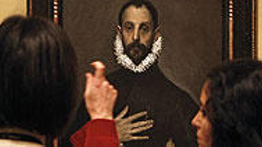 Dos mujeres observan &quot;El caballero de la mano en el pecho&quot;, de El Greco, en el Museo del Prado