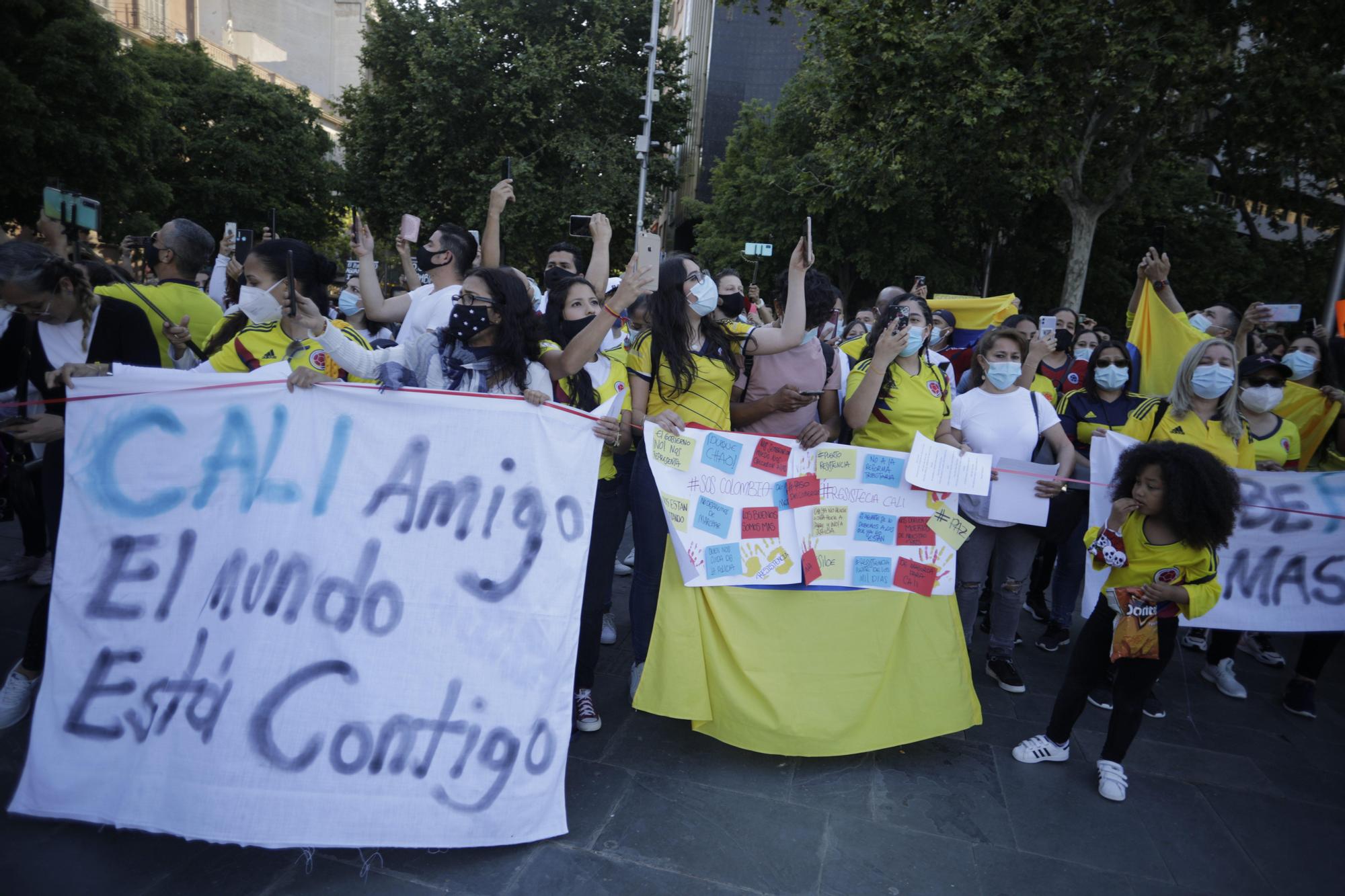 Más de 500 personas se manifiestan en Palma por la libertad de Colombia