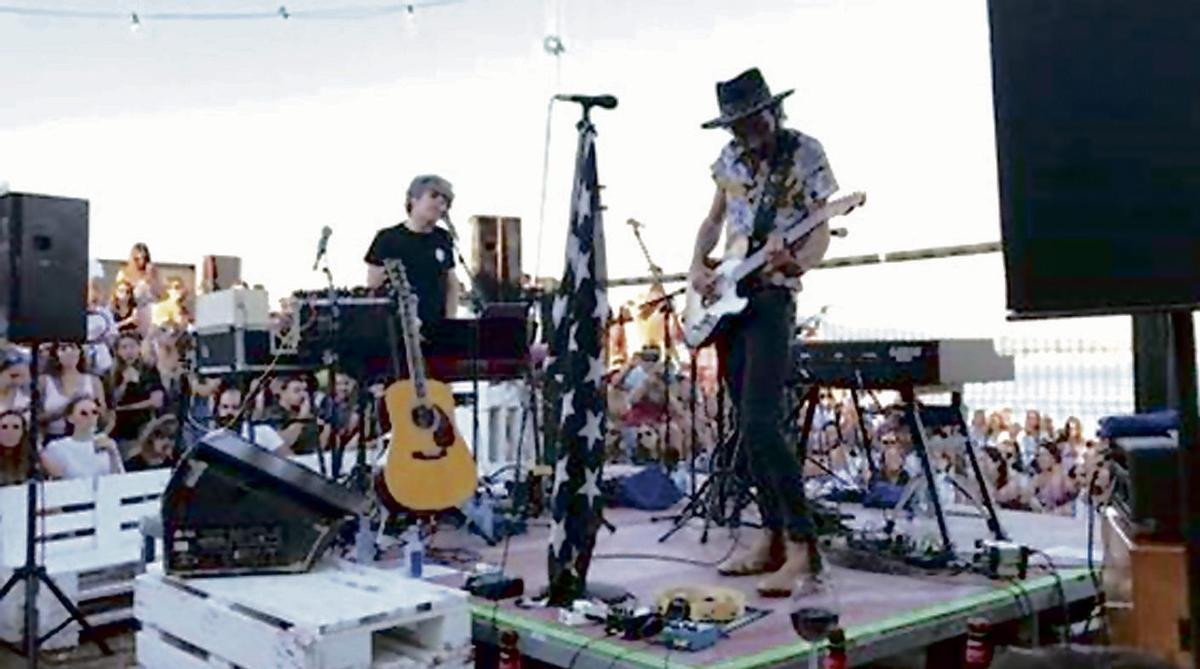 Pepe Solla, en concierto en la calle en Pontevedra.  | // RICK NEDERSTIGT