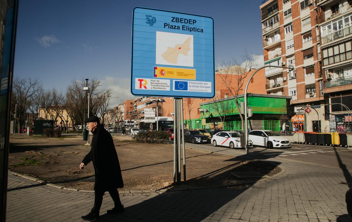 Un cartel advierte de la zona de bajas emisiones de Plaza Elíptica. 