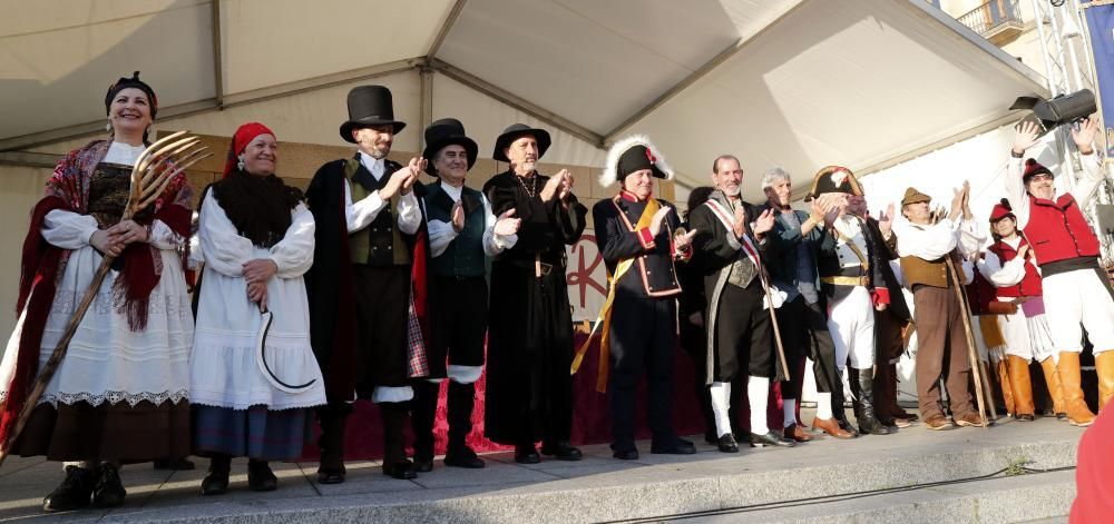 La Reconquista 2019 queda inaugurada con la representación de la destitución del alcalde afrancesado Vázquez Varela en la Praza do Berbés.