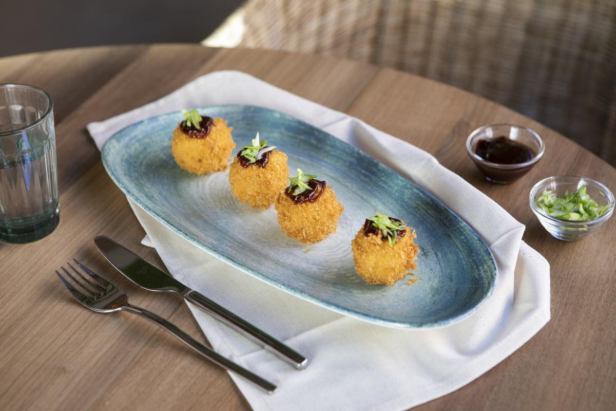 Las excelentes y melosas croquetas de pato Pekín del restaurante Saona.