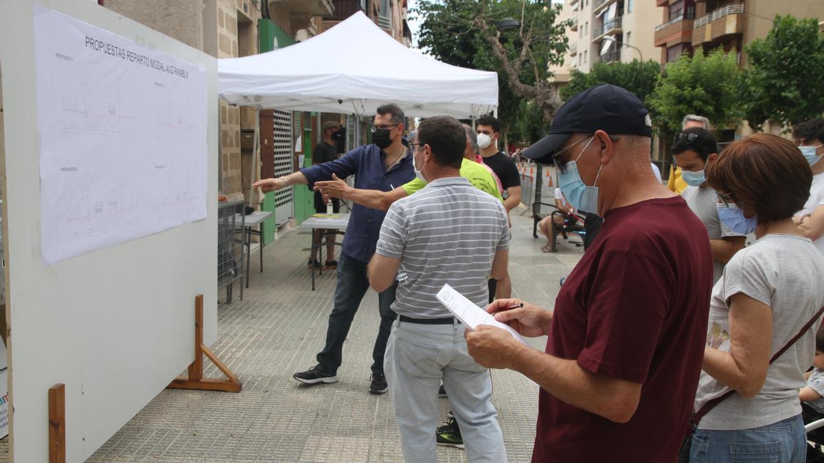 Vecinos y comerciantes valoran las propuestas de movilidad en la avenida principal de Sant Joan.