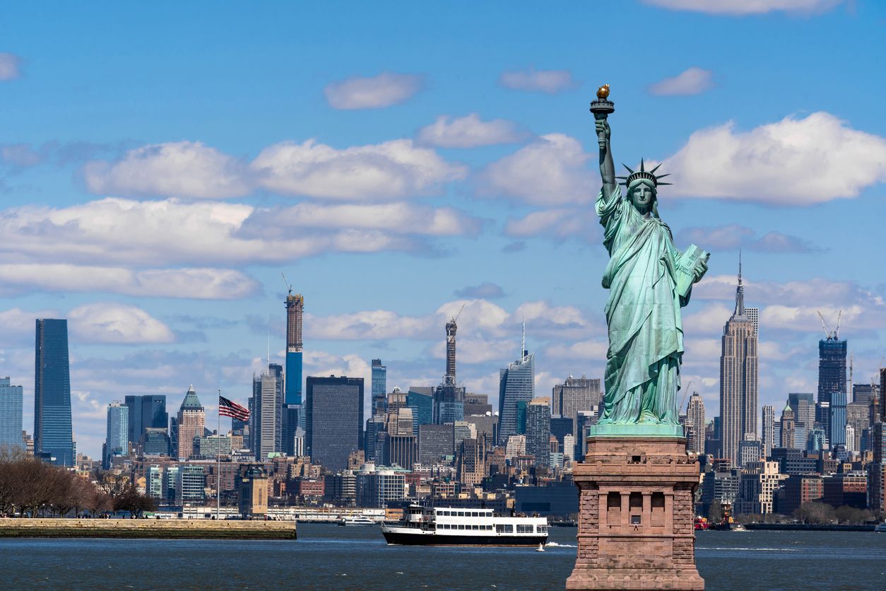 Busca casetas de venta oficiales si vas a coger el ferry para visitar la Estatua de la Libertad.