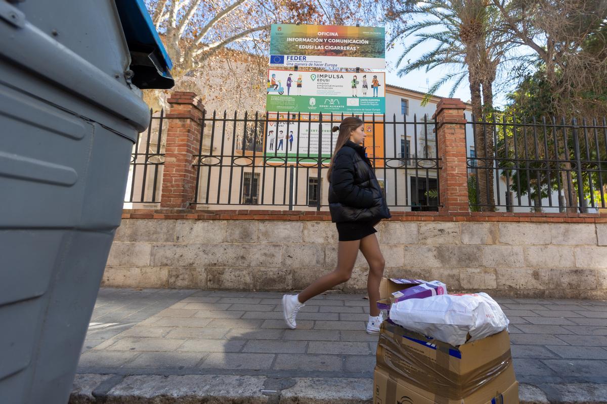 Una joven pasa junto a la antigua tabacalera.