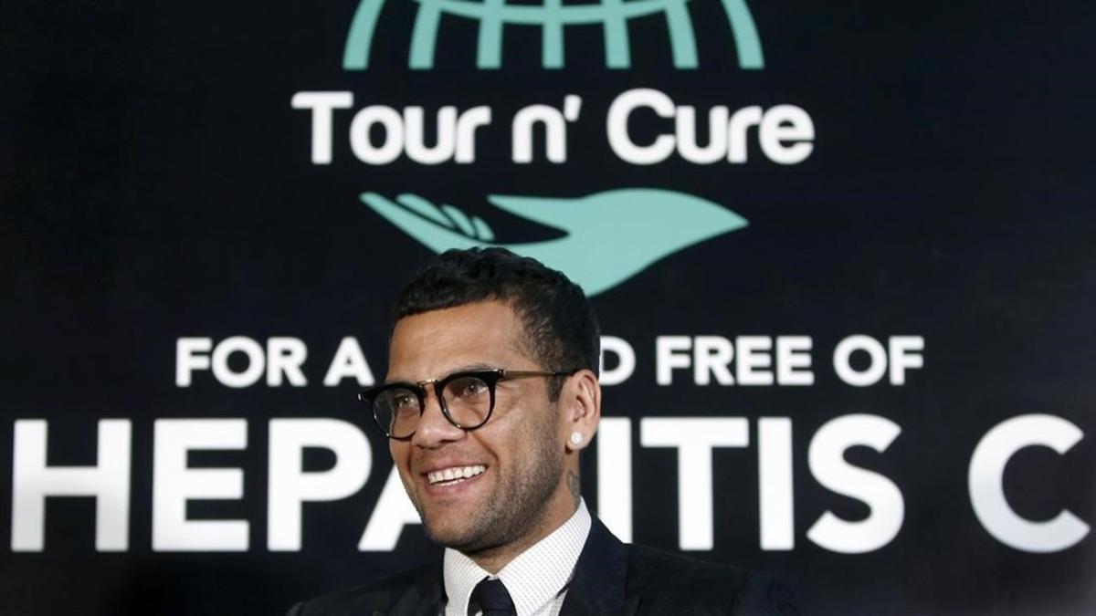 Dani Alves presenta la campaña por la que pretende ayudar a erradicar la hepatitis C.