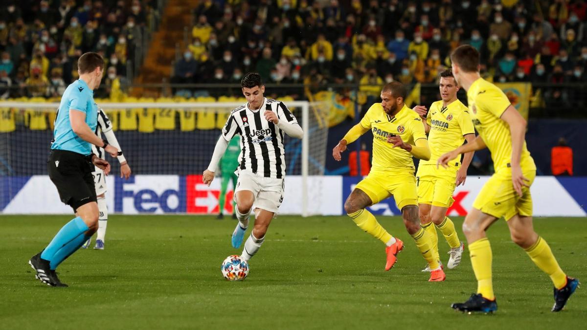 Morata controla el balón durante el partido.