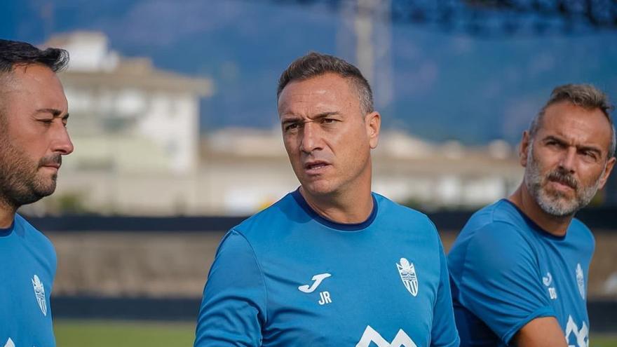 Jordi Roger, técnico del Atlético Baleares, con miembros de su staff técnico