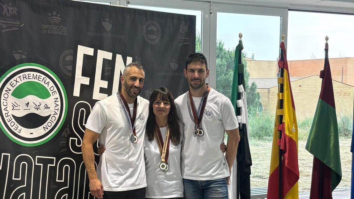 Los nadadores máster del CD Natación Zamora posan juntos en Plasencia