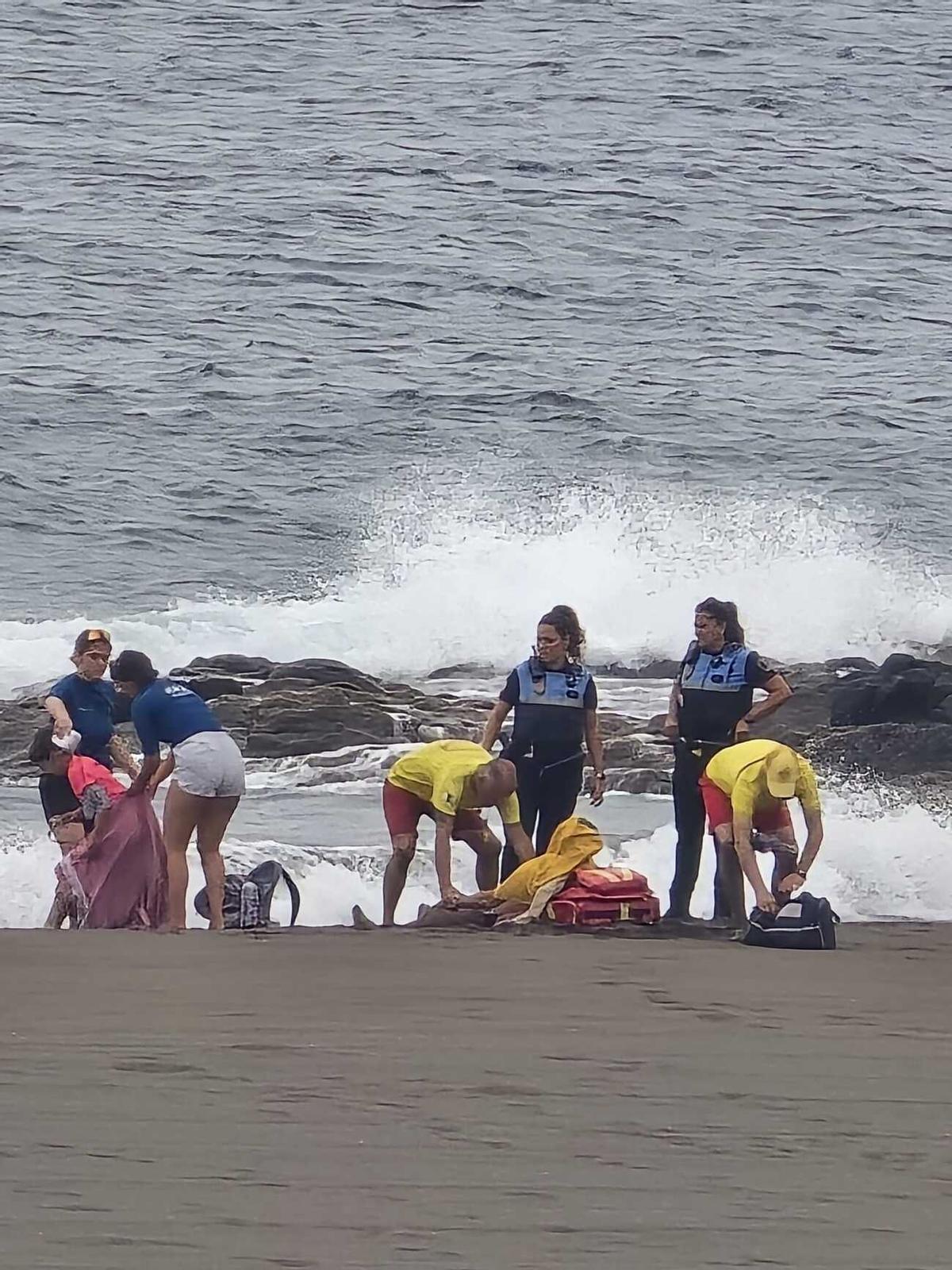 Rescatan a un padre y su hijo en la playa de Melenara, en Telde