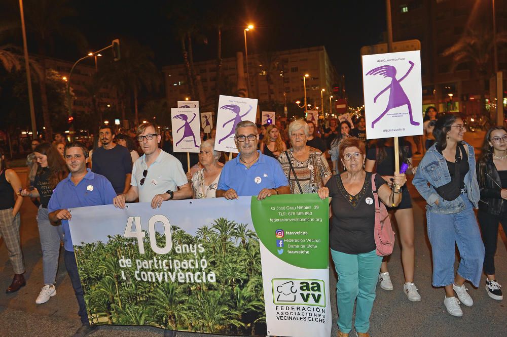 “No es no, lo demás es violación” y “La tumba del machismo, Alicante será”, son algunas de las consignas que se escuchado por las calles de la ciudad